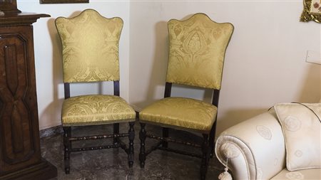 COPPIA DI SEDIE IN NOCE fine del XIX/inizio del XX secolo schienale sagomato,...