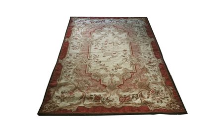 TAPPETO A PICCOLO PUNTO IN STILE AUBOUSSON fondo avorio, campo con motivi...