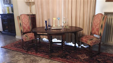 TAVOLO A BANDELLE IN ROVERE piano ovale inciso, sostegni a torciglione...