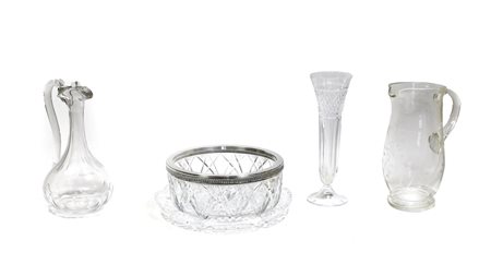 LOTTO DI OGGETTI IN CRISTALLO una coppa da macedonia rilegata in argento, un...