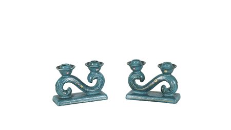 COPPIA DI CANDELABRI IN TERRACOTTA SMALTATA IN RAMINA Manifattura Deruta,...