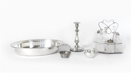 LOTTO DI OGGETTI IN METALLO ARGENTATO tra cui un cruet d'epoca, un candeliere...