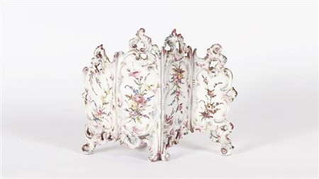 PORTAPENNE IN MAIOLICA POLICROMA Manifattura Bassano, inizio del XX secolo...