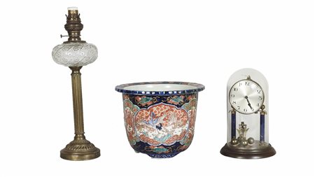 LOTTO orologio da tavolo entro campana in vetro, portavasi in porcellana...