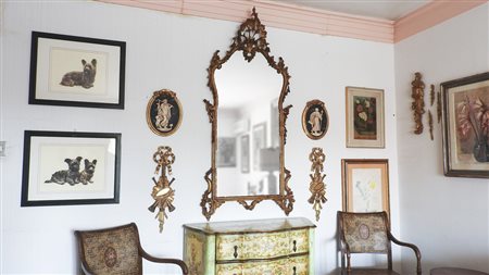 SPECCHIERA IN LEGNO INTAGLIATO E DORATO DI FORMA SAGOMATA, cimasa intagliata...