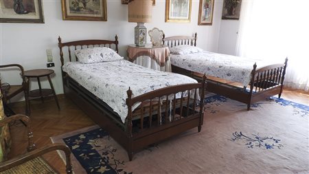 COPPIA DI LETTI SINGOLI IN NOCE testiera e pediera con stecche verticali,...