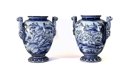 COPPIA DI VASI IN TERRACOTTA SMALTATA corpo ad ogiva dipinti con figure...