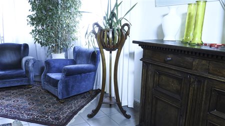 FIORIERA IN NOCE realizzata a tripode, alte gambe mosse con finali a testa di...