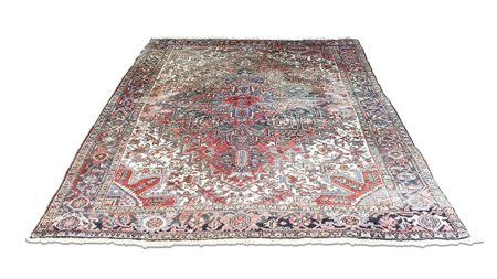 GRANDE TAPPETO PERSIANO HERIZ fondo rosso, campo con medaglione centrale e...