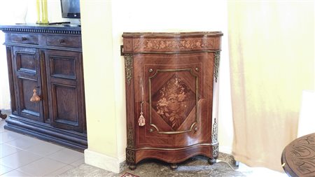 ANGOLIERA IMPIALLACCIATA IN NOCE XX secolo intarsiata in legno di rosa con...