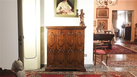 STIPO IN NOCE realizzato con materiale antico cappello modanato, fronte...