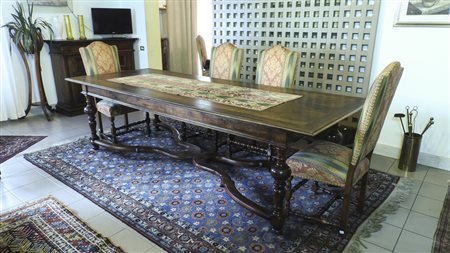 GRANDE TAVOLO IN NOCE realizzato in stile seicentesco, sostegni torniti...