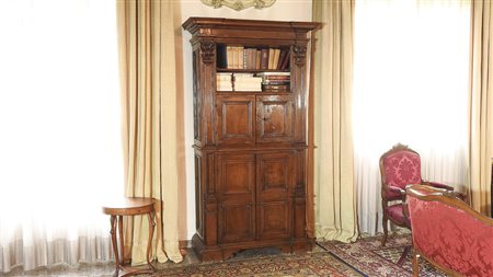 STIPO A DUE CORPI IN NOCE realizzato con materiale antico, cappello a...