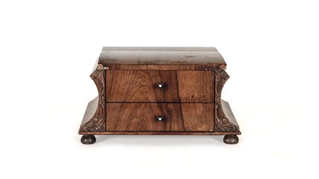 COFANETTO IMPIALLACCIATO IN PIUMA DI NOCE seconda metà del XIX secolo due...