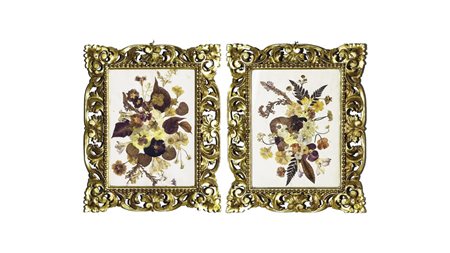 COPPIA DI CORNICI IN LEGNO DORATO INTAGLIATE con volute e girali, contenenti...