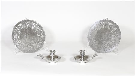 LOTTO DI OGGETTI IN METALLO ARGENTATO una coppia di bugie con prese a...