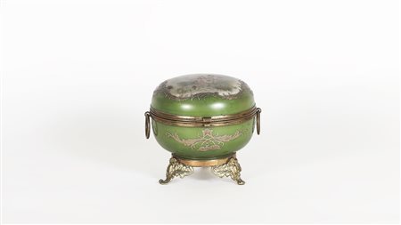 SCATOLA IN VETRO OPALINO VERDE coperchio dipinto con scena galante, rilegata...