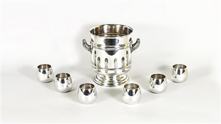 LOTTO DI OGGETTI IN METALLO ARGENTATO un secchiello Christofle e sei coppette...