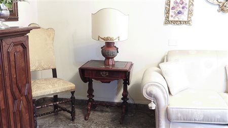 TAVOLINO A BANDELLE IN SATINWOOD, un cassetto nella fascia, sostegni a...