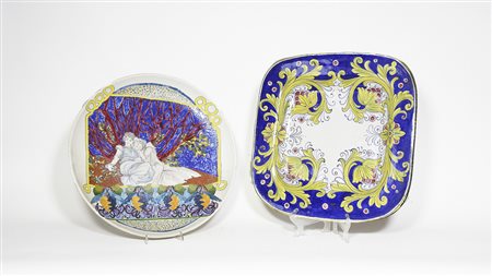 DUE PIATTI DA PARATA IN TERRACOTTA SMALTATA uno quadrato Deruta dipinto con...