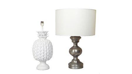 DUE BASI PER LAMPADA una in ceramica realizzata come un ananas ed una in...