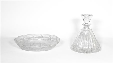 LOTTO DI OGGETTI IN CRISTALLO una bottiglia da liquore ed una coppa ovale...