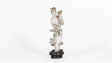 QUANIN CON VENTAGLIO IN GIADA BIANCA Cina, inizio del XX secolo su base in...