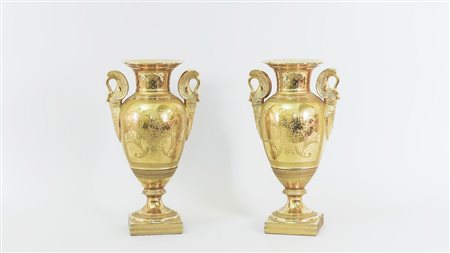 COPPIA DI VASI IN PORCELLANA realizzati in stile impero, corpo ad ogiva...