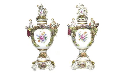 COPPIA DI GRANDI POTICHES IN PORCELLANA Capodimonte, fine del XIX/inizio del...
