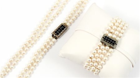PARURE COMPOSTA DA COLLIER E BRACCIALE A PIÙ FILI IN PERLE DI ACQUA SALATA...