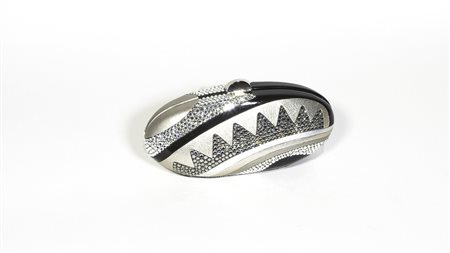 CLUTCH Rodo di forma ovale realizzata con pelli laminate impreziosite da...