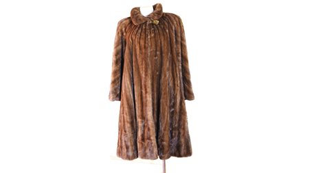 LUNGO CAPPOTTO IN PELLICCIA DI VISONE color biscotto linea a ruota, collo con...