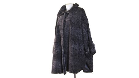 GIACCONE A TRE QUARTI IN ASTRAKAN GRIGIO maniche a reglant, dettagli in...