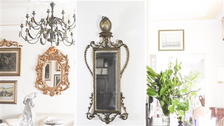 PICCOLA SPECCHIERA IN LEGNO INTAGLIATO E DORATO sormontata da cimasa con...