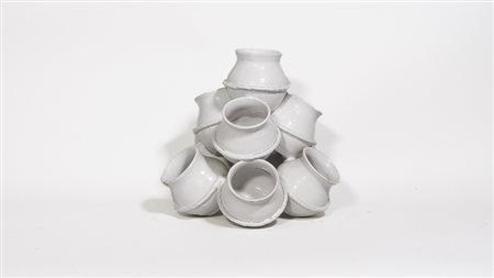 FIORIERA IN TERRACOTTA SMALTATA realizzata come una composizione di piccoli...