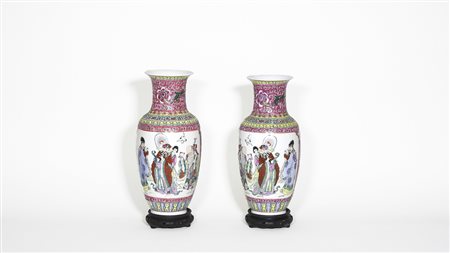 DUE VASI A BALAUSTRO IN PORCELLANA ORIENTALE dipinti con scene di genere...