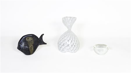 LOTTO DI OGGETTI IN VETRO SOFFIATO una piccola coppetta Venini con inclusioni...