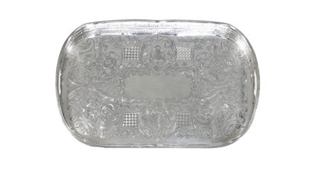 VASSOIO IN SHEFFIELD bordo a ringhiera, fondo sbalzato e cesellato con motivi...