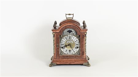 OROLOGIO DA TAVOLO IN ROVERE di forma centinata, con fasi lunari e suoneria h...