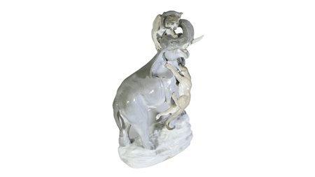 GRANDE GRUPPO IN PORCELLANA POLICROMA Amphora raffigurante un elefante...