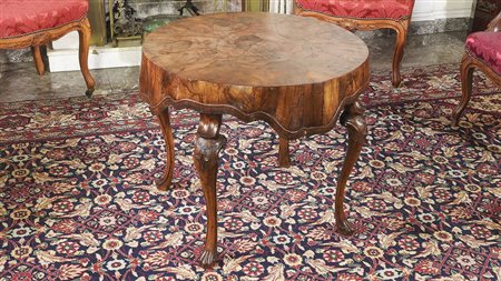 TAVOLINO TONDO IMPIALLACCIATO IN RADICA DI NOCE pendaglina modellata come un...