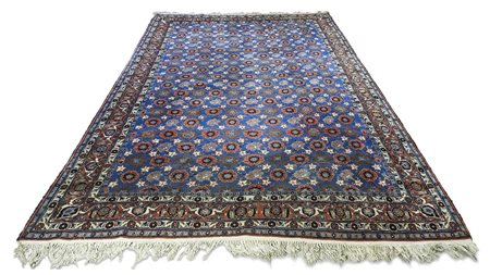 TAPPETO PERSIANO fondo blu, campo con motivi floreali nei toni del rosso e...