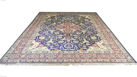 TAPPETO ORIENTALE fondo blu notte, campo con medaglione centrale e motivi...