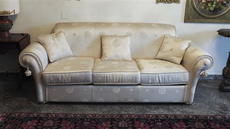 DIVANO A TRE POSTI IMBOTTITO E RIVESTITO IN TESSUTO DAMASCATO BEIGE lungh cm...