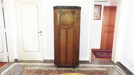PICCOLO ARMADIO A COLONNA IN ROVERE inizio del XX secolo cappello laccato e...