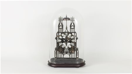 OROLOGIO DA MENSOLA IN METALLO BRUNITO di forma architettonica, meccanismo a...