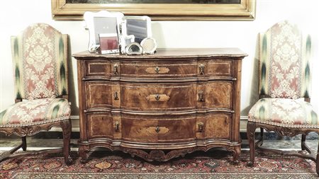 CASSETTONE IMPIALLACCIATO IN PIUMA DI NOCE seconda metà del XVIII secolo...