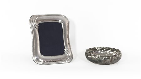 LOTTO una coppa centrotavola in metallo argentato ed una cornice...