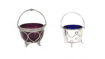 DUE CESTINI IN SHEFFIELD CORPI TRAFORATI, coppette in vetro colorato, su tre...