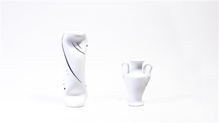 LOTTO DI OGGETTI IN PORCELLANA un vaso Ginori di forma sagomata dipinto con...